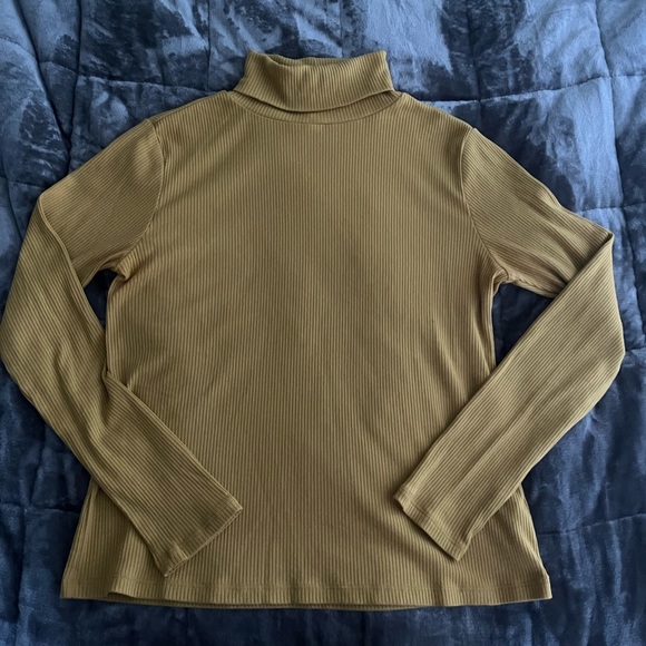 Old navy turtleneck - Picture 1 of 4